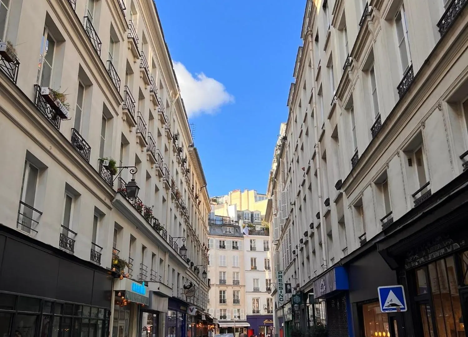 Luxe Louvre Apartment Paris