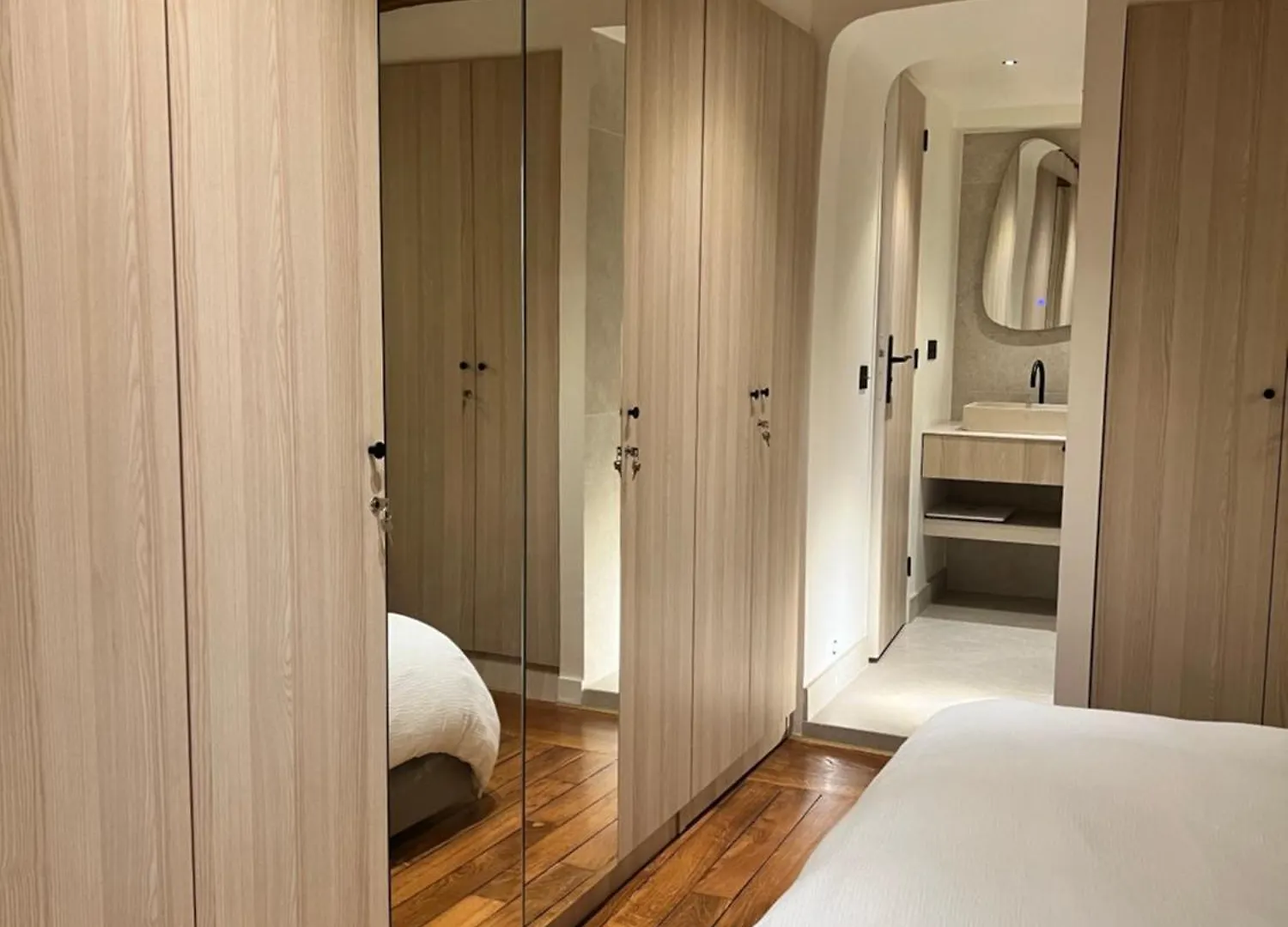 Luxe Louvre Apartment Paris